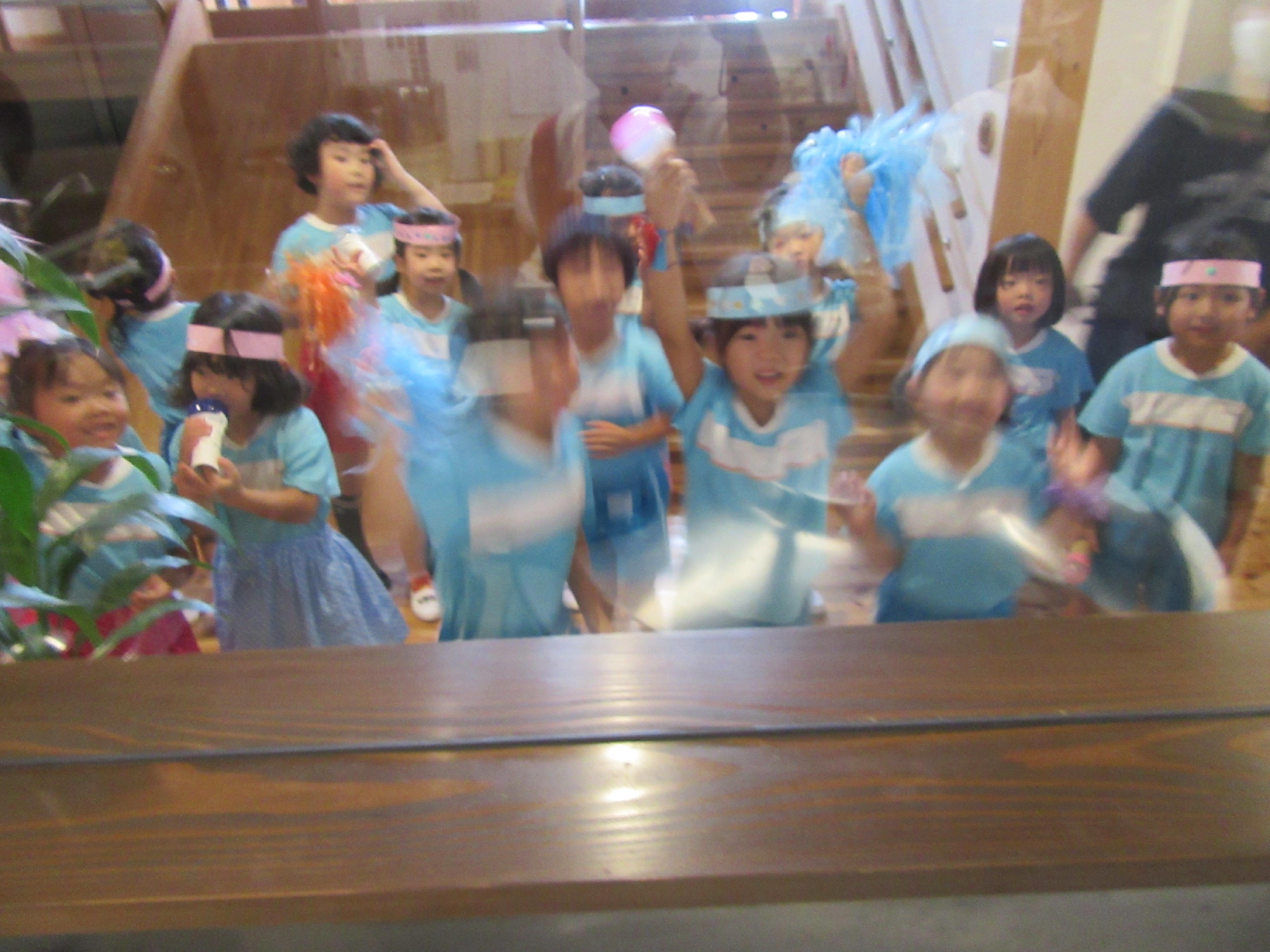 給食室前に人気アイドル来たる⁇